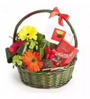 Корпа со цвеќе и чоколади „Цветна слатка радост“